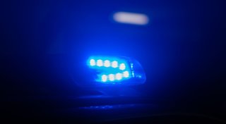 Drei Jugendliche stürzen auf der Flucht vor Polizei in einen tiefen Schacht