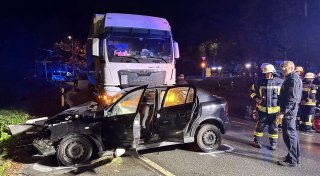 Kollision mit Lkw: Bielefelder Autofahrer (22) lässt schwer verletzte Mitfahrer zurück