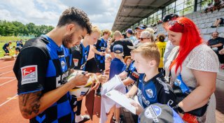 Mit vielen Fotos: Mehr als 2.000 Besucher beim sonnigen Saisonstart des SC Paderborn 07