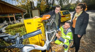 Pannenhilfe für Radler: ADAC stellt in Bielefeld neue Reparatursäulen auf