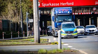 Lkw hängt unter Herforder Brücke fest: Polizei hilft mit rettender Idee