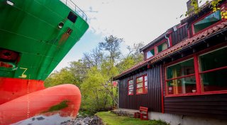 Norwegen: Auf Grund gelaufenes Containerschiff geborgen