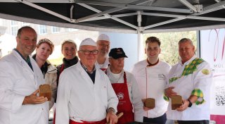 Paderborner prüfen Brot und Würstchen am Paderborner Rathausplatz