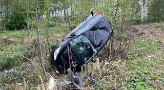 Mehrere Unfälle im Kreis Gütersloh: Pkw landet fast aufrecht zwischen Bäumen