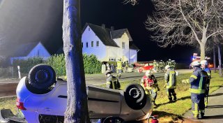 Auto überschlägt sich im Kreis Gütersloh - Kleinkind bei Unfall verletzt