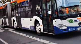 Warum an den Anzeigetafeln am Bielefelder Jahnplatz oft falsche Abfahrtzeiten stehen