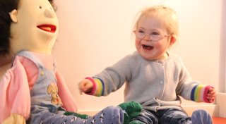 Leben mit Down-Syndrom: Wie Finja (2) aus Bad Driburg den Alltag meistert