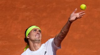 Kroos in der Box - Zverev kämpft sich nach Frust-Foto weiter