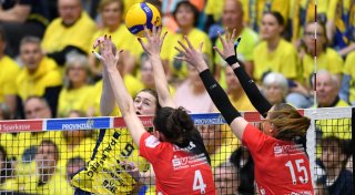 Schwerins Volleyballerinnen nach Sieg in Dresden fast durch