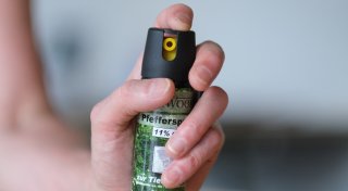 Mitten in Bünder Innenstadt: Parfümdieb setzt Reizgas gegen Mitarbeiterin und Kunden ein
