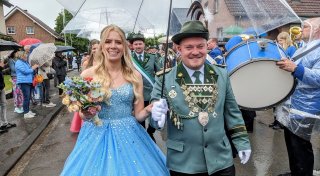 Sympathische Regenten feiern mit Regenschirm in Langeland