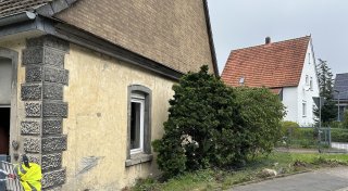 Auto fährt gegen Wohnhaus im Kreis Gütersloh: Fahrer flüchtet zu Fuß