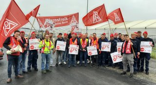 Klare Worte bei Warnstreik vor dem Warburger Benteler-Werk