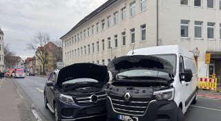 Zwei Verletzte nach Kollision mit Mercedes GLE - Bielefelder Straße gesperrt