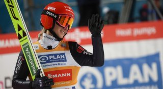Skispringerin Schmid verliert Gelbes Trikot