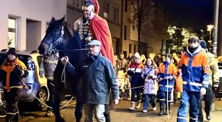 Martinsspiel vor der Heiersburg in Paderborn: Tradition zieht Besucher in den Bann