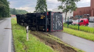 Lkw kippt im Kreis Gütersloh plötzlich um: Fahrer befreit sich aus Mercedes-Fahrzeug