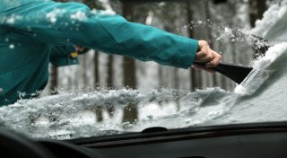 Auto freikratzen: Ein Guckloch in der Scheibe reicht nicht
