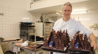 Herforder Konditor zaubert seit 50 Jahren einzigartige Schoko-Hexenhäuschen