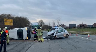 Transporter kippt nach Kollision bei Steinheim auf die Seite