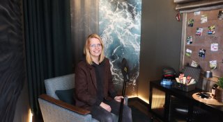 Löhner Raumausstatterin gestaltet mit Wellen und Wasser ein besonderes Meisterstück