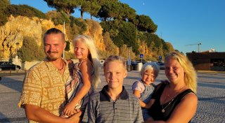 Fünf Menschen, zwei Hunde, 35 Quadratmeter: Stemweder Familie wohnt auf einem Segelboot