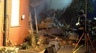 Ein Vermisster und Verletzte nach Detonation in Reihenhaus