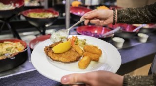 Strafe in Restaurants: Auch in OWL gibt es den „Reste-Euro“ gegen Büfett-Gier