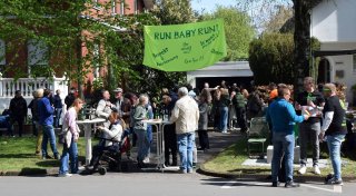 Paderborner sorgen beim Osterlauf 2025 für gute Laune an der Strecke