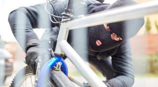 Serie von Fahrraddiebstählen: Bielefelder ruft Polizei und überführt E-Bike-Täter