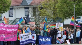 Streit um Flüchtlingsunterkunft: Kontroverse Demos in Leopoldshöhe