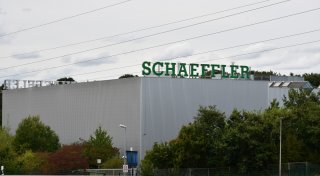 Unternehmen Schaeffler schließt Werk im Kreis Gütersloh: Mitarbeiter kämpfen um Jobs