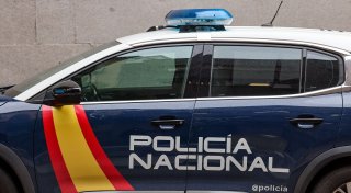 Auto fährt in Barcelona in wartende Fußballfans