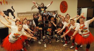 Mit vielen Fotos: Nieheim beim Büttenabend außer Rand und Band