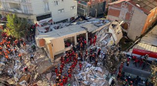 Großes Wohnhaus in der Türkei eingestürzt - Zwei Kinder tot