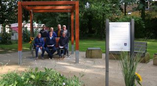 Neuer Dorfgemeinschaftsplatz mit Hollywoodschaukel, Waldsofa und Lümmelbänken in Lübbecke-Blasheim