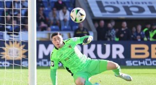 Slapstick-Tor und Ego-Trip, doch Arminia kann Alemannia nicht besiegen