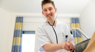 Schlechte Bezahlung, Schichtdienst, Stress: Was diese Azubis trotzdem an der Pflege reizt