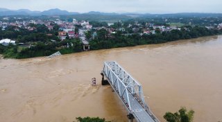 Taifun in Vietnam: Autofahrer stürzen mit Brücke in Fluss