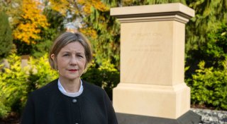 Ein Denkmal im Park: Gestaltung von Helmut-Kohl-Grab beendet