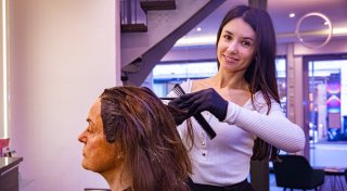Arbeit in Bielefeld ist für ukrainische Friseurin der beste Integrationskurs