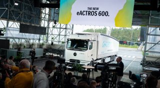 Daimler Truck produziert E-Lkw für Fernverkehr in Serie