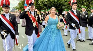 Schützenkönigin begeistert mit türkisfarbenem Kleid bei Schützenfest in Salzkotten-Thüle