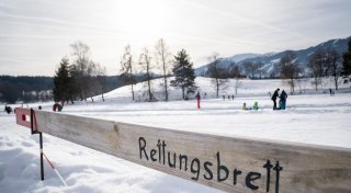 Eingebrochen ins Eis: So hilft man richtig