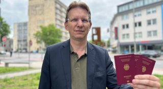 Gütersloher irritiert: Um fertige Ausweise abzuholen, soll er einen Monat warten