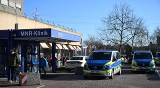 Mann bedroht Arzt in Düsseldorf mit Messer - Polizei schießt auf Angreifer