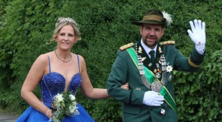 Schützenfest in Wewer: Königin strahlt in royalblauem Kleid