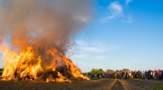Es lodern die Flammen: Wo in Lippe am Wochenende die Osterfeuer brennen