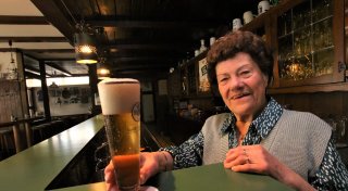 Seit Jahrzehnten hinter der Theke: Wirtin aus Paderborn-Neuenbeken macht die 70 voll