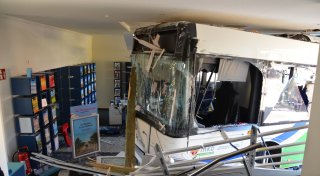Schwerer Unfall in Lahde: Linienbus kracht nach Zusammenstoß mit Auto in Reisebüro
